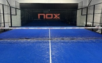 Indoor central padel & food
